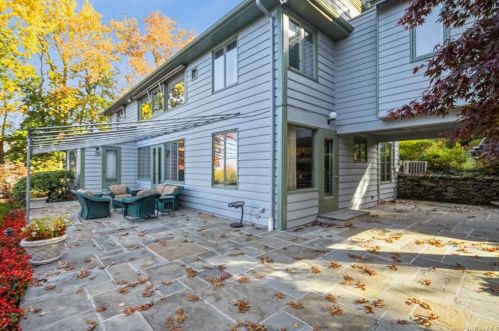 909 Long Hill Rd, Briarcliff, NY 10510-2142