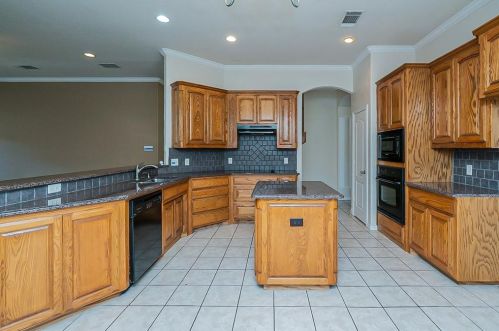 5557 Greenview Ct, Fort Worth, TX 76148-4030