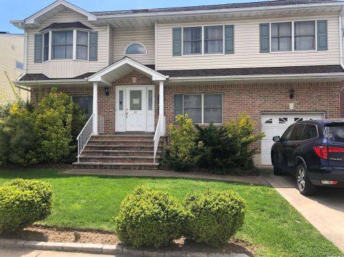 17 Hartwell Pl, Woodsburgh, NY 11598-1221