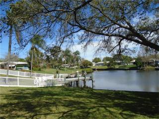 723 Gershwin Dr, Largo, FL 33771-1512