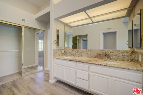 26520 Mistletoe Ct, Santa Clarita CA  91355-3525 exterior