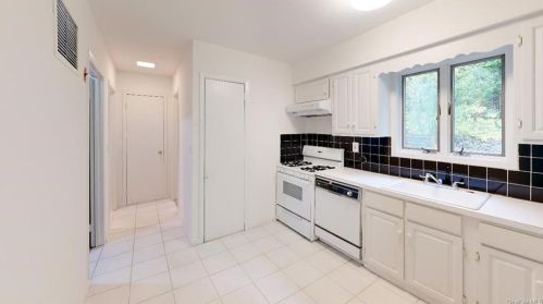 76 Gail Dr, New Rochelle NY  10805-2113 exterior