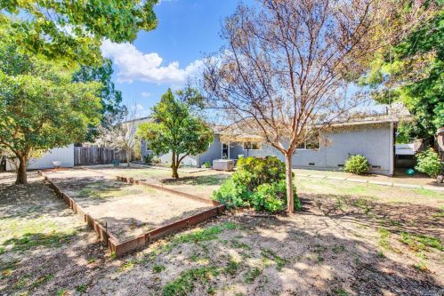 311 Edgewood Dr, Vacaville CA  95688-3602 exterior