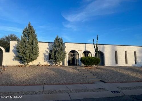 2211 Hearthstone Ave, Tucson, AZ 85710-8051