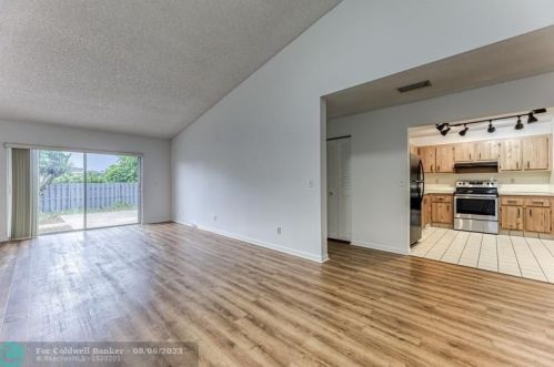 2327 37 Ave, Hollywood FL 33021-3626 exterior