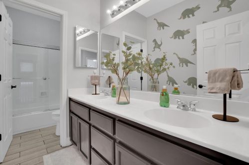 1305 Oak Leaf Cir, Valley Home CA 95361-2769 exterior