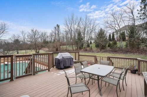 16 Vorndran Dr, New Hamburg NY  12590-4517 exterior