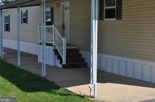 304 Robin Dr, Red Lion, PA 17356-9591