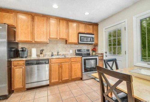70 Upland Dr, Elwood, NY 11731-1425