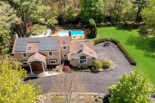 16 Pettit Dr, Huntington Station, NY 11746-5923