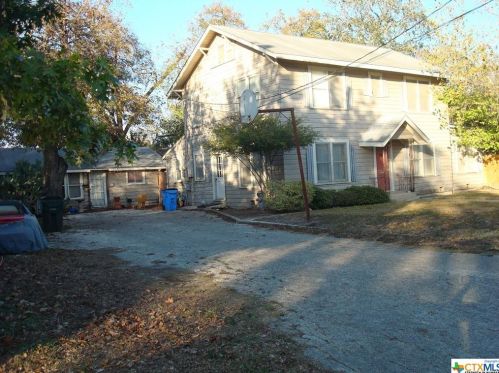 620 College St, Seguin, TX 78155-3216