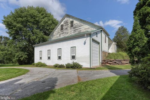 6411 Devonshire Hts Rd, Harrisburg PA 17111-4818 exterior