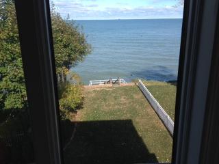 22581 Edgecliff Dr, Cleveland OH  44123-1139 exterior