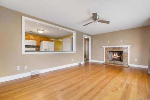 18 Phillips St, United States Coast Guard Ac CT  06320-2619 exterior