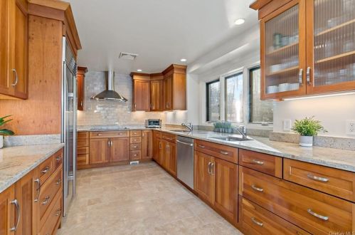 10 Grace Ln, Crotonville NY  10562-2111 exterior