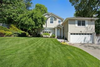 5 Eastview Dr, Center Port, NY 11721-1756