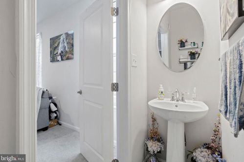 182 Nathan Dr, Riverton NJ  08077 exterior