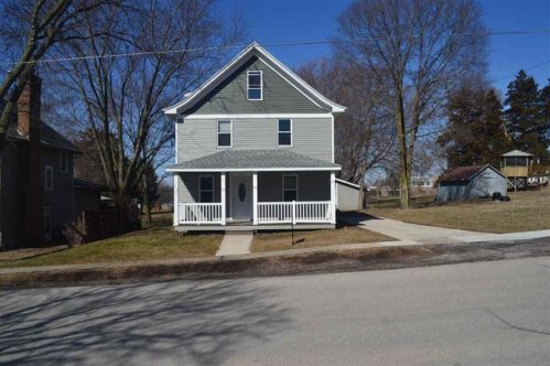 613 Iowa St, Twin View Heights, IA 52333-9248