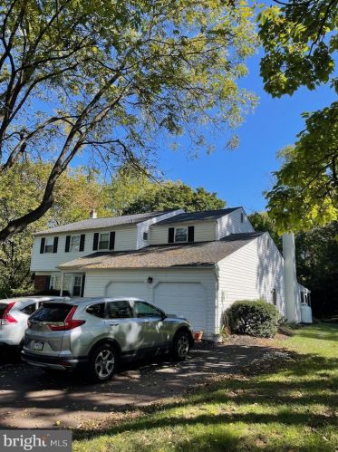 957 Powderhorn Dr, Lansdale, PA 19446-5530