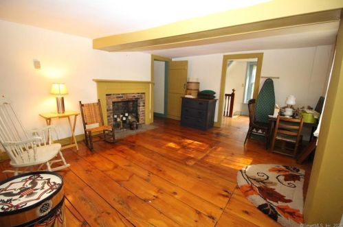 7 Park Rd, Woodbury, CT 06798-3430