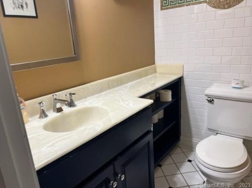 31 Oak Ridge Ln, Hartford CT  06107-3506 exterior