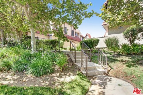 27663 Ironstone Dr, Santa Clarita, CA 91387-5818