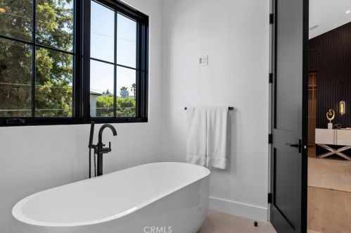 4955 Haskell Ave, Van Nuys CA  91436-1674 exterior