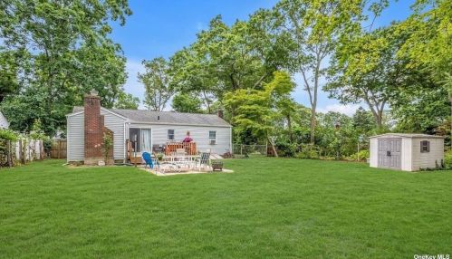 8 Carrington Dr, Elwood NY  11731-3005 exterior