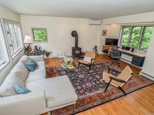 692 Mountain Rd, Nelsonville, NY 10516-4333