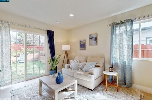 5054 Congress Ave, Oakland CA  94601-5402 exterior