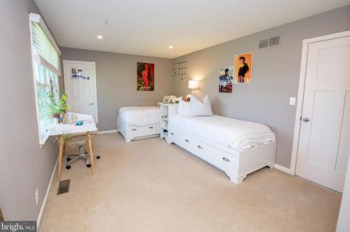 156 Whitney Ln, Southampton PA  18954-1080 exterior