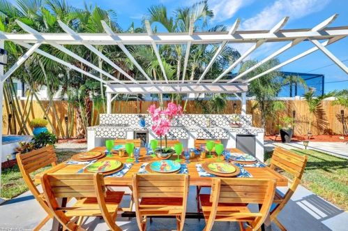 821 91 Ave, Naples FL 34108-2426 exterior