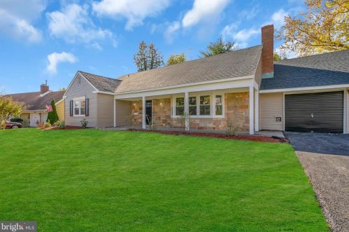 12 Woodhaven Ln, Willingboro, NJ 08046-3417