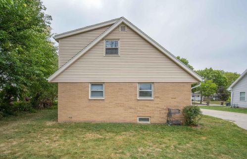 2014 Cardinal Dr, Waukesha WI  53186-2694 exterior