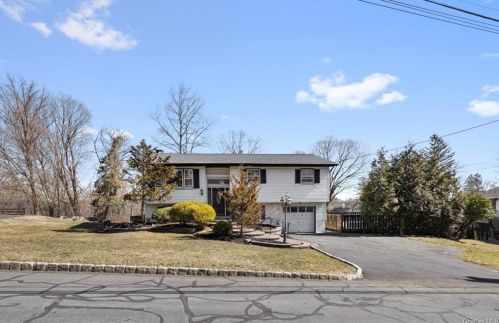 20 Locust Dr, Thiells, NY 10984-1405