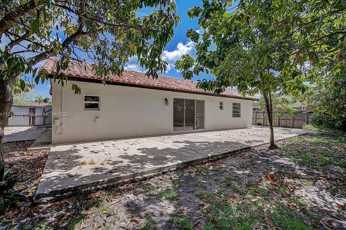 5730 199 St, Hialeah FL  33015-4933 exterior