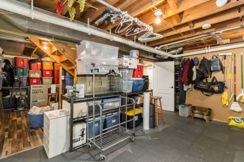 560 Woodlawn Dr, Valpo IN  46385-3347 exterior