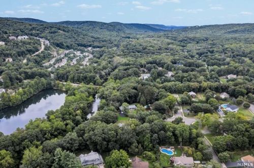 32 Brandywine Pl, Oakland NJ  07436-2321 exterior