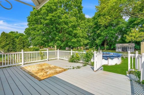 35 Keeney St, Manchester CT 06040-7054 exterior