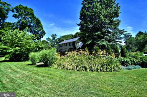 25 Edgewood Rd, Yardley, PA 19067-3167