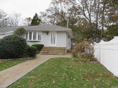 4 Havens Pl, Babylon, NY 11703-4202
