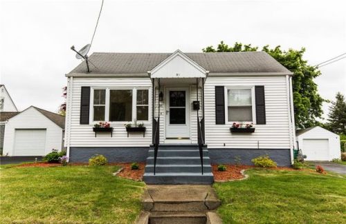 91 Country Club Dr, Warwick RI  02888-4315 exterior