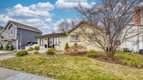 36 Tappan Ave, Babylon, NY 11702-2434