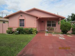 6141 Grant St, Hollywood, FL 33024-6021