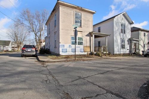 228 Oakland Sq, Bellefontaine OH  43311-2144 exterior