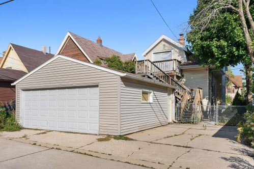 3023 Oakland Ave, Milwaukee WI 53211-3233 exterior