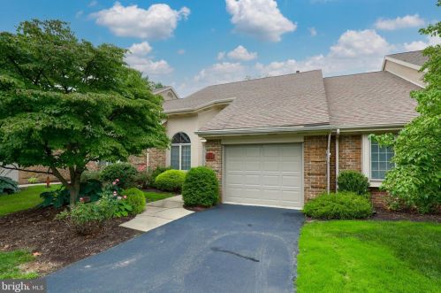 211 Willow Valley Dr, Lancaster PA  17602-4781 exterior