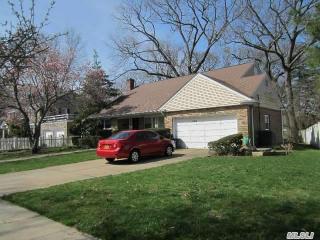 305 Pennsylvania Ave, Freeport, NY 11520-1350