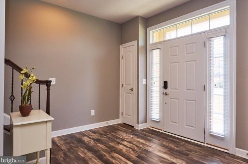 7102 Darbey Knoll Dr, Gainesville, VA 20155