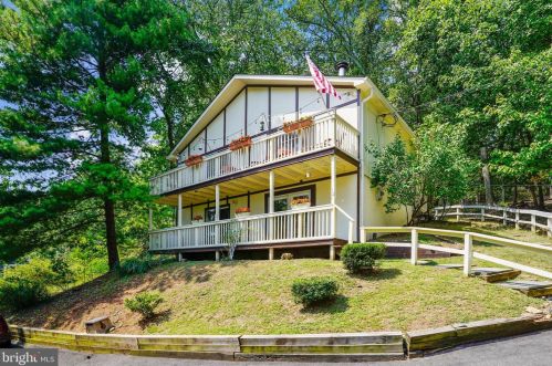 2402 Youngs Dr, Haymarket VA  20169-1532 exterior